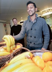 Pinak Haque tar för sig. "Bananerna tar alltid slut först", påpekar kollegan Lars Creutzberg
