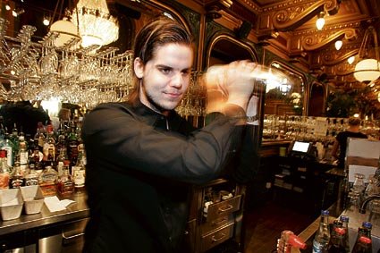 Magnus Pettersson började med att plocka glas och skära frukt som barnisse. Nu har han avancerat till bartender på anrika Berns Salonger i Stockholm. 