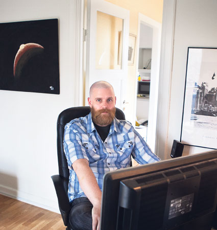Magnus Orest har möjlighet att jobba hemifrån, men helst jobbar han ändå på jobbet. foto: 
