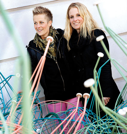 Systrarna Maria Sjödin (född Olofsson) och Jennie Olofsson startade eget företag tillsammans. Butiken har de på 
webben och lagret hemma hos föräldrarna i Varberg.