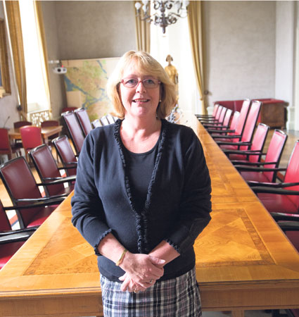 Irene Svenonius, 45, är stadsdirektör för Stockholms stad. Hon tjänar 150 000  kronor i månaden. – Jag brinner för mitt jobb, säger hon.  