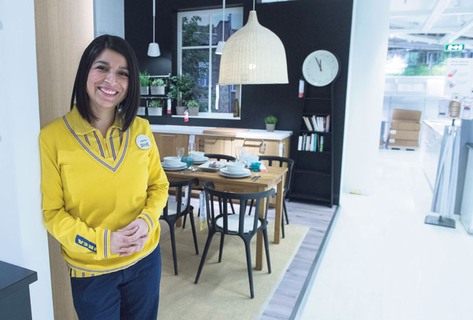 Andrea Guerrero Lindell började med ett helgjobb på Ikea. I dag är hon försäljningschef på varuhuset i Haparanda. 
