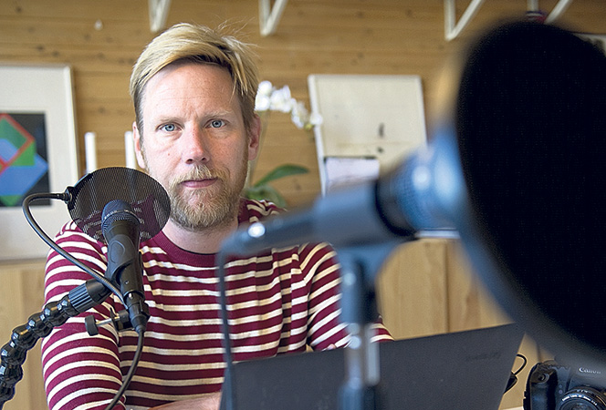 Kristoffer Triumf i studion hemma i Vällingby.