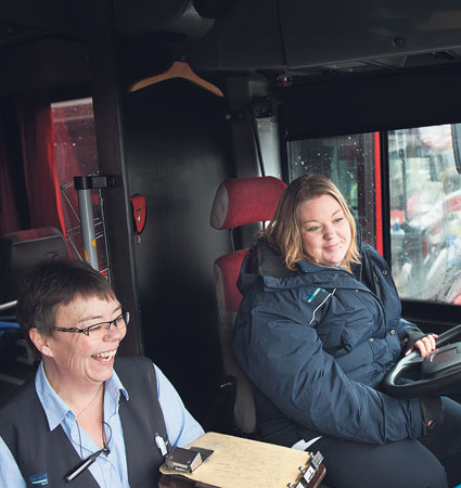 Elsa går andra veckan på bussbolaget Keolis bussförarutbildning. Om ytterligare tio veckor är hon färdig 
bussförare och garanterad jobb i företaget. Här får hon undervisning i linjetrafik av Mita Hugdahl.