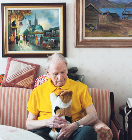 Erik Wahlberg, 92, på Attendos äldreboende i Eskilstuna har haft katten Knäppen sedan november. – Han är så fin                               och gullig. Alltid lugn, säger Erik