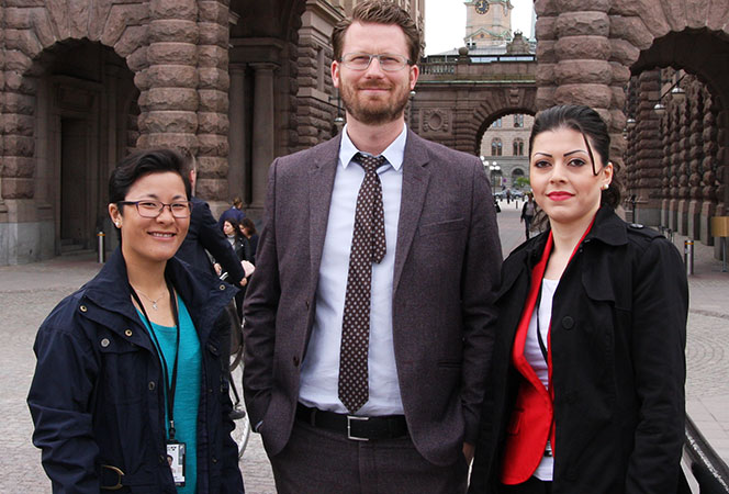 Clara Zhong Bergander, riksdagsledamot Mathias Tegnér (S), och Jasmin Ghaderi utanför Riksdagen.