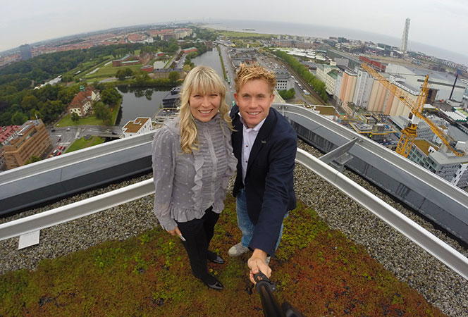 Metrojobbs karriärcoach Nina Jansdotter och fotograf Jens C Hilner med selfiepinne på toppen av Clarion Congress & Hotel Malmö Live. 