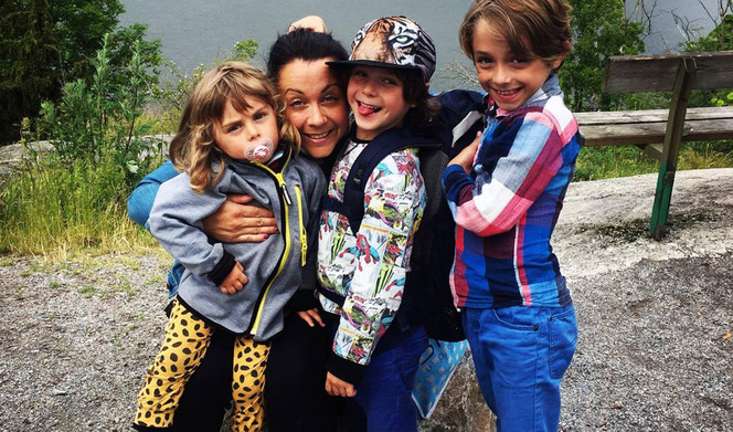 Elisabeth Aguilera tillsammans med sina barn Edward, 3, Oliver, 7, och William, 9. 