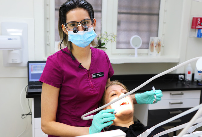 Sara Matak har jobbat som tandläkare i tre år, här kollar hon tänderna på Firoozeh Ardavani. 