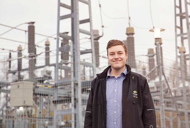Erik Lingärde trivs som elnätsutvecklare på ESEM. – När vi planerar och utvecklar elnät kan det handla om allt från en villa till att kommunen ska bygga en ny stadsdel eller att IT-jätten Amazon etablerar sig i stan, säger han.